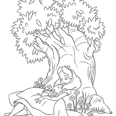 Desenho para colorir de Alice no País das Maravilhas, deitada sob uma árvore grande e grossa, dormindo com um gatinho. Pequenas flores e grama estão ao redor.