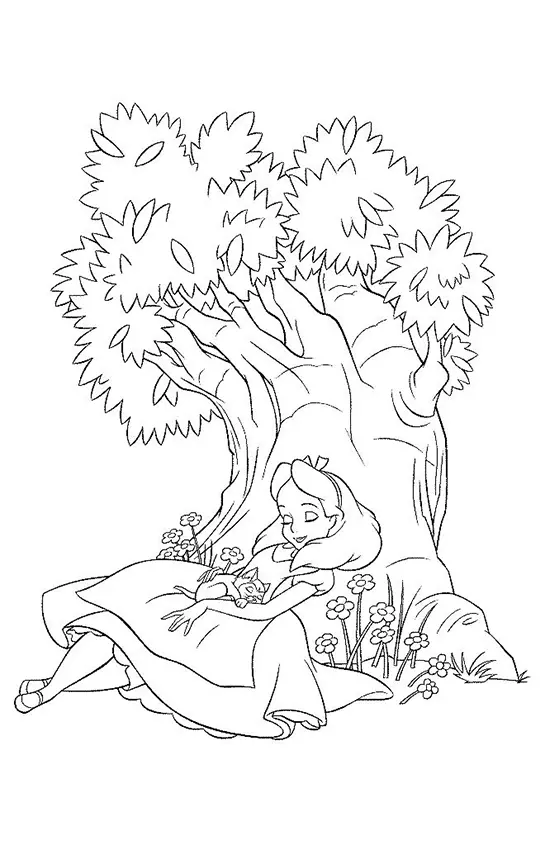 Desenho para colorir de Alice no País das Maravilhas, deitada sob uma árvore grande e grossa, dormindo com um gatinho. Pequenas flores e grama estão ao redor.