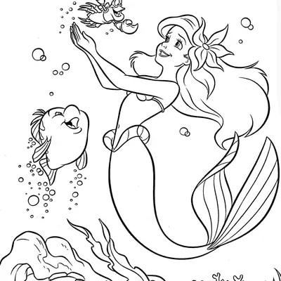 Desenho de contorno em preto e branco da sereia Ariel olhando para cima com Sebastião em suas mãos, enquanto Linguado nada ao lado entre corais e bolhas.