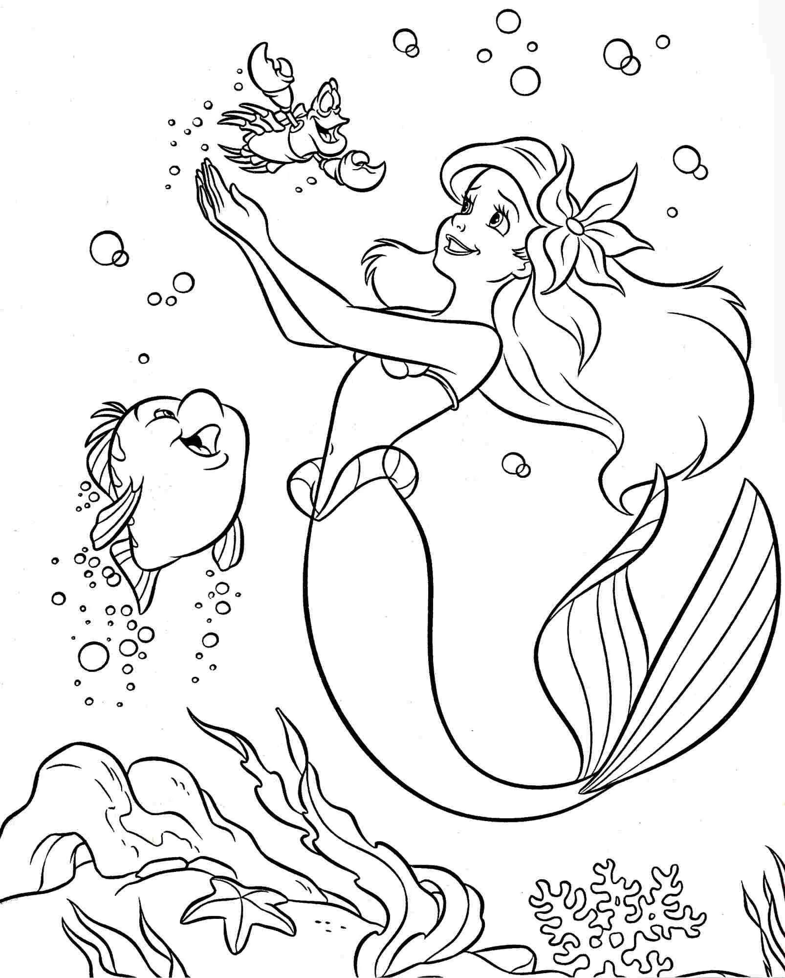 Desenho de contorno em preto e branco da sereia Ariel olhando para cima com Sebastião em suas mãos, enquanto Linguado nada ao lado entre corais e bolhas.