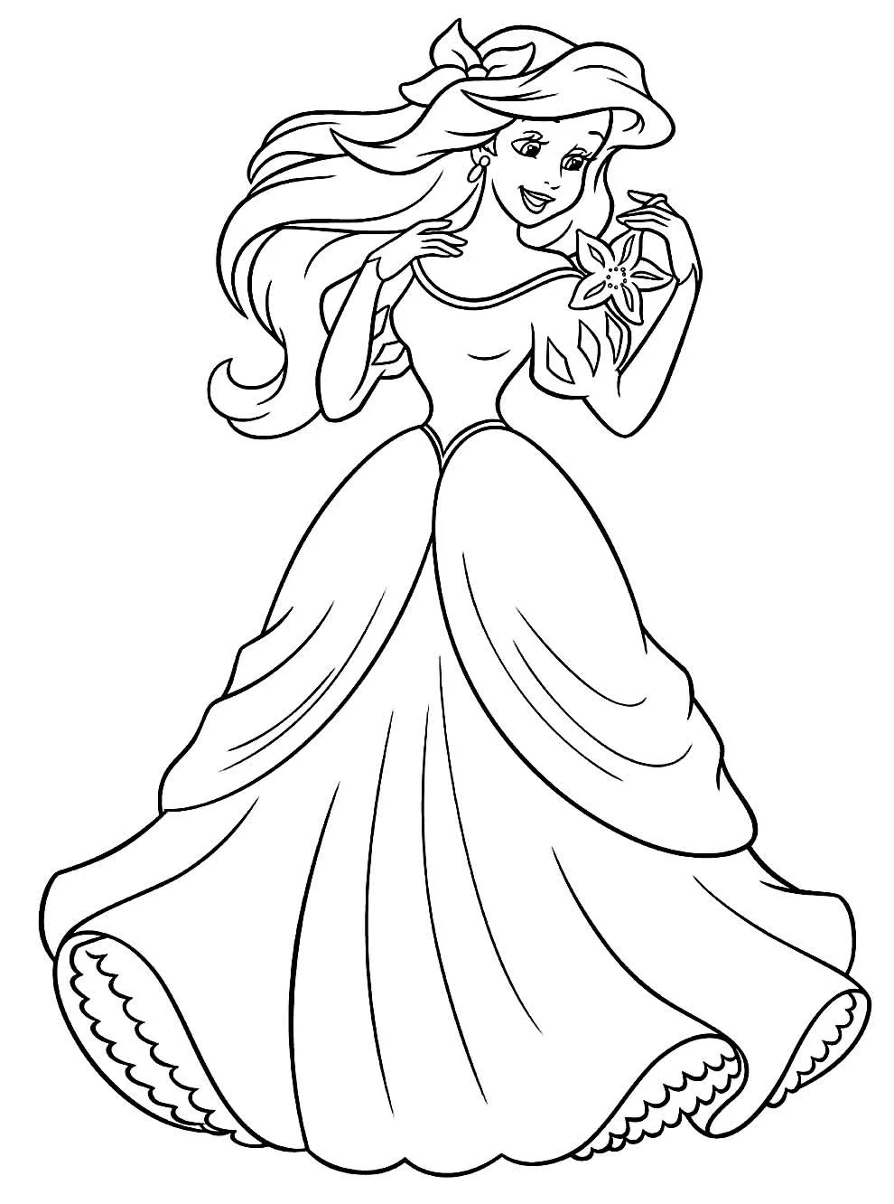 Desenho de contorno em preto e branco da Ariel humana, sorrindo e usando um vestido de gala longo com uma grande flor no ombro e pregas na saia.