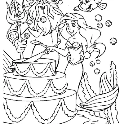 Desenho de contorno em preto e branco da sereia Ariel e do Rei Tritão cortando um grande bolo decorado com guirlandas, com Linguado nadando acima.
