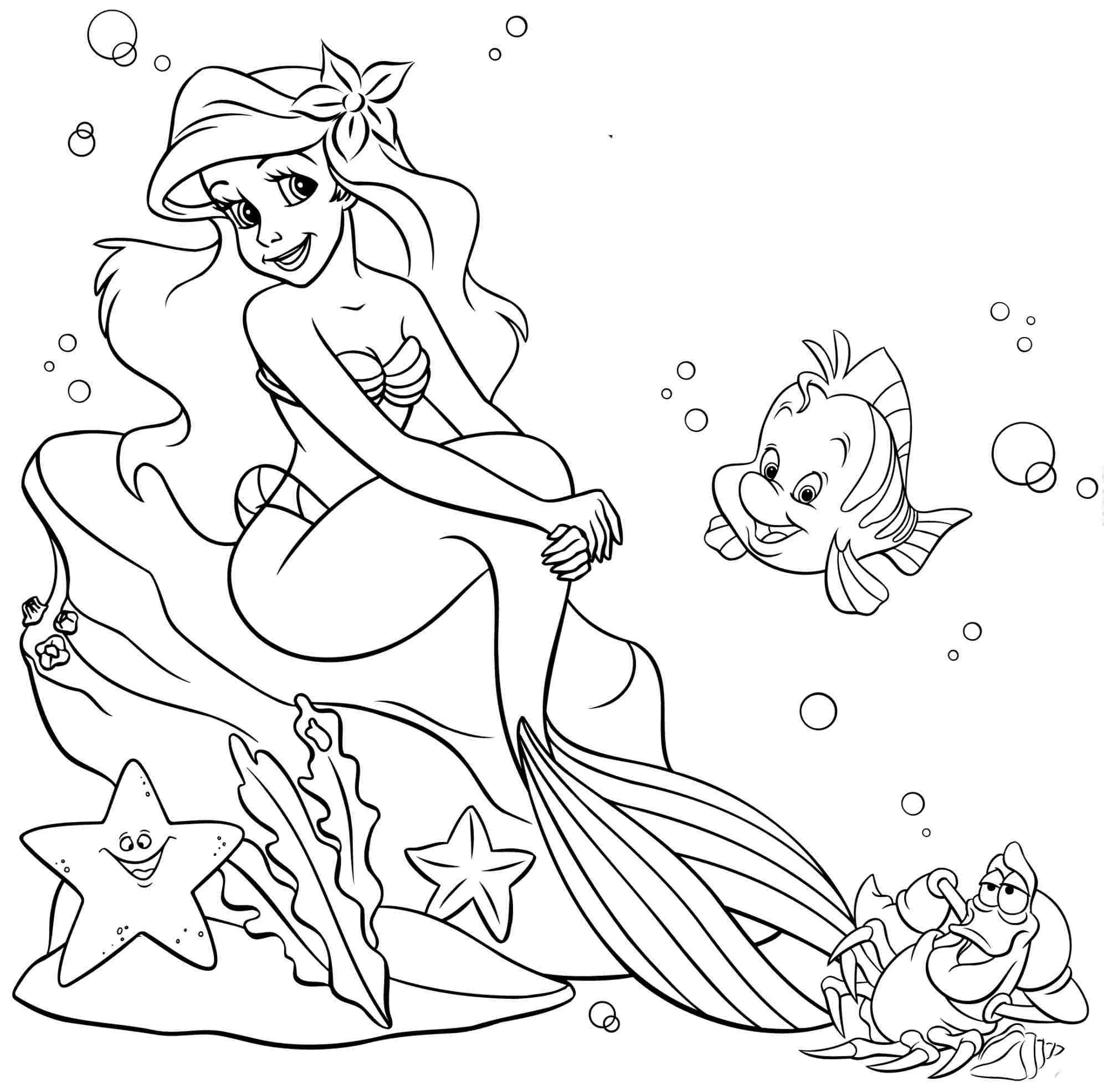 Desenho de contorno em preto e branco da sereia Ariel sentada em uma rocha, com Linguado nadando ao lado e Sebastião próximo a conchas e estrelas-do-mar.