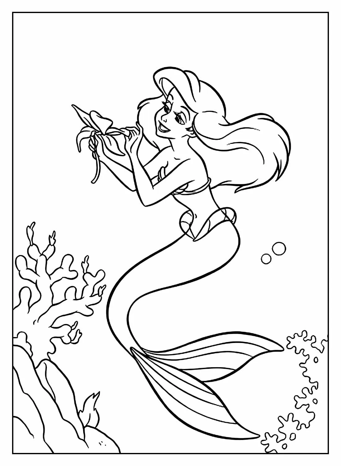 Desenho de contorno em preto e branco da sereia Ariel de perfil, segurando uma flor marinha perto de um recife de coral e bolhas de ar.