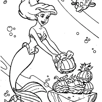 Desenho de contorno em preto e branco da sereia Ariel segurando uma concha com laço, cercada por bolhas e peixes em frente a uma mesa de pedra.