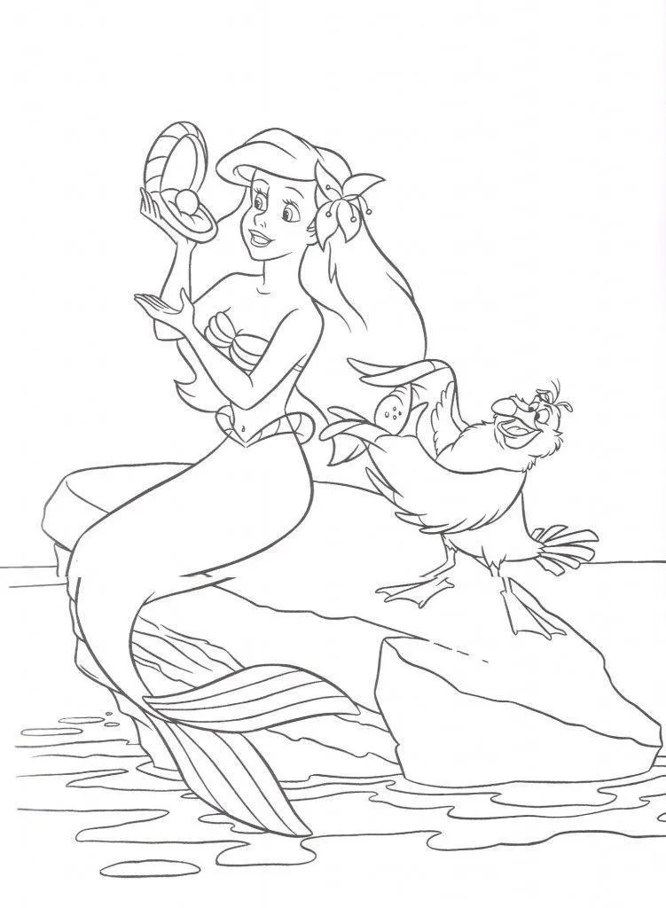 Desenho de contorno em preto e branco da sereia Ariel sentada em uma rocha na água, segurando uma ostra aberta com uma pérola, enquanto o pássaro Sabidão olha surpreso.