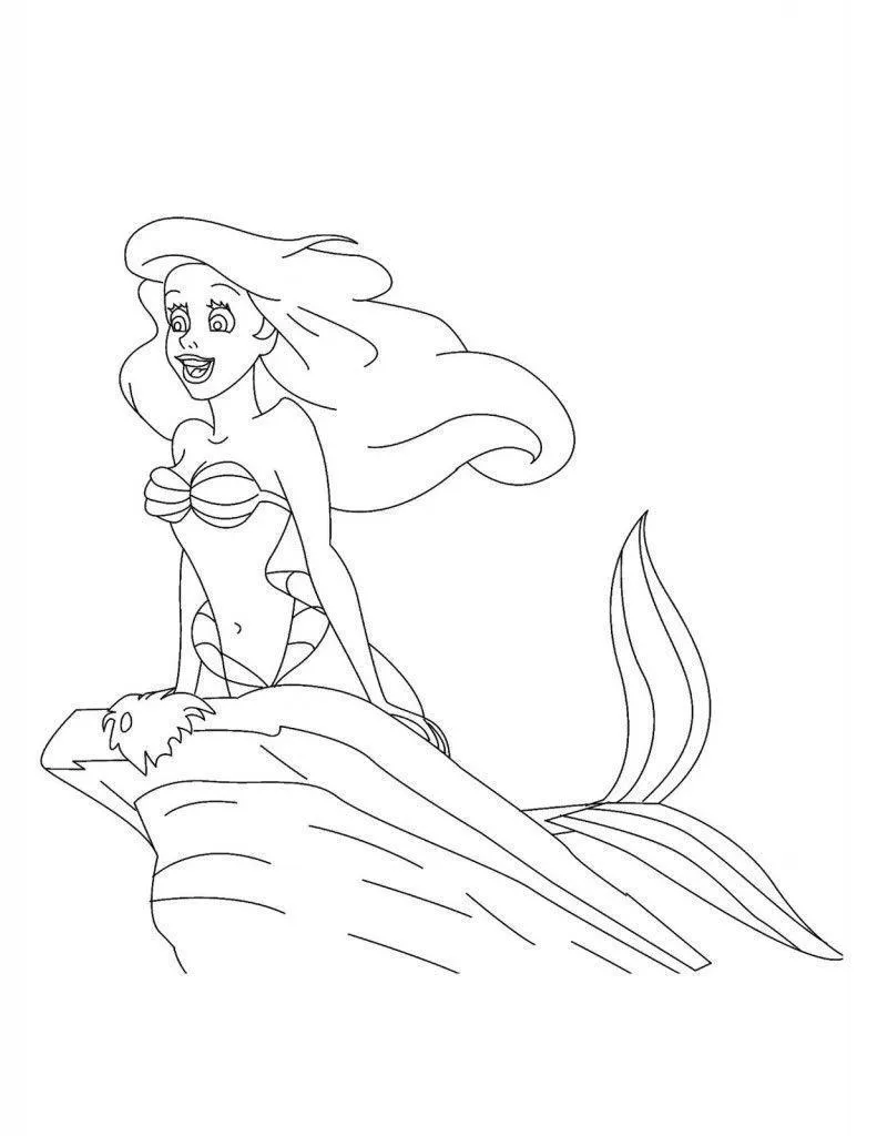 Desenho de contorno em preto e branco da sereia Ariel sentada em uma grande rocha no mar, com cabelos ao vento e cauda para cima.
