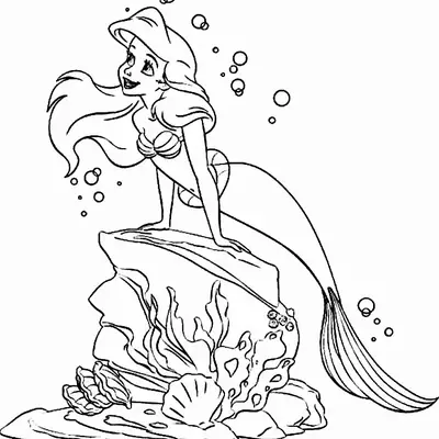 Desenho de contorno em preto e branco da sereia Ariel apoiada com os braços em uma rocha submarina decorada com algas e ostras.