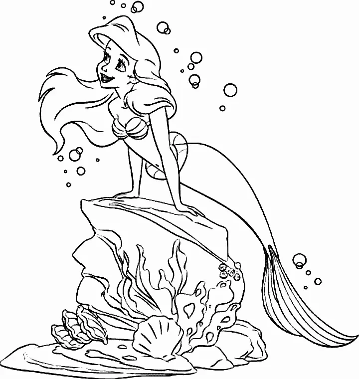 Desenho de contorno em preto e branco da sereia Ariel apoiada com os braços em uma rocha submarina decorada com algas e ostras.