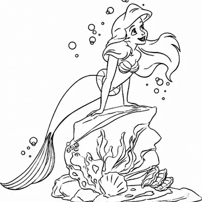 Desenho de contorno em preto e branco da sereia Ariel apoiada com os braços em uma rocha submarina decorada com algas e ostras.