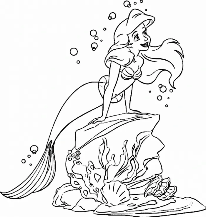 Desenho de contorno em preto e branco da sereia Ariel apoiada com os braços em uma rocha submarina decorada com algas e ostras.