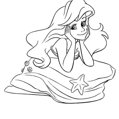 Desenho de contorno em preto e branco da sereia Ariel deitada de bruços, apoiando o queixo nas mãos sobre uma pedra que tem uma estrela-do-mar na frente.