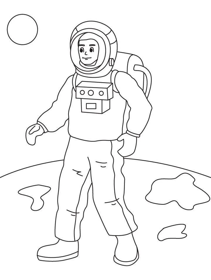 Desenho de contorno em preto e branco de um astronauta caminhando na superfície de um planeta com crateras e um sol circular ao fundo.