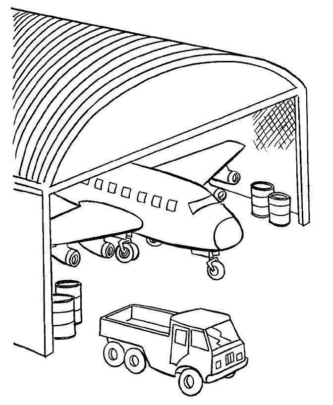 Desenho de um avião de passageiros de tamanho médio, estacionado dentro de um grande hangar de manutenção. Na cena, há tambores industriais perto da parede e um caminhão (veículo terrestre) de três eixos na frente do hangar.