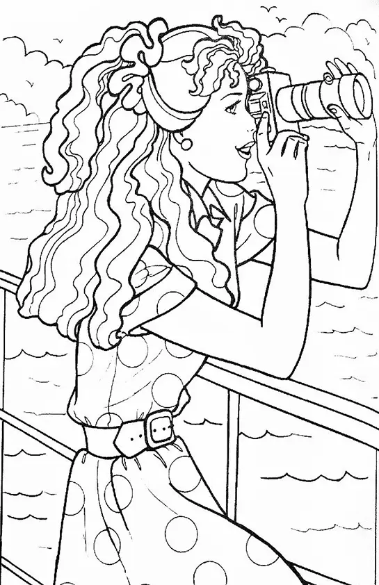 Desenho de contorno da Barbie de perfil, segurando uma câmera fotográfica na mureta de um navio, com o mar e pássaros ao fundo.