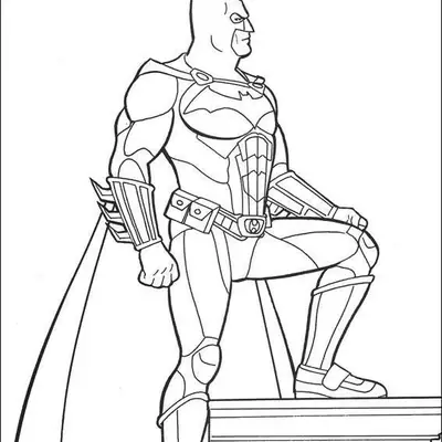 Desenho de contorno do Batman de perfil, com um pé elevado sobre um degrau, exibindo detalhes da armadura, manoplas e cinto de utilidades.