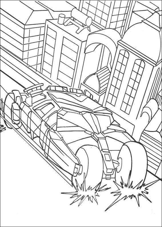 Desenho de contorno do Batmóvel estilo Tumbler visto de trás, acelerando em uma rua de Gotham City cercada por prédios detalhados.