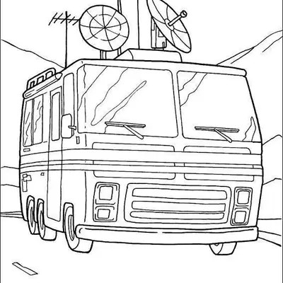 Desenho de contorno do trailer Lata Velha do Ben 10 em uma estrada, com antenas parabólicas no teto e montanhas ao fundo.
