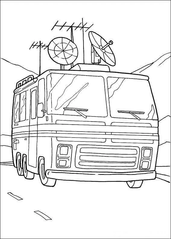 Desenho de contorno do trailer Lata Velha do Ben 10 em uma estrada, com antenas parabólicas no teto e montanhas ao fundo.