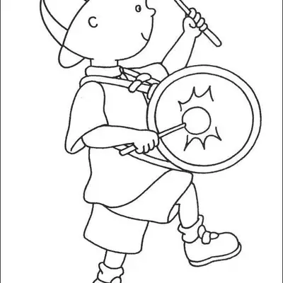 Desenho de contorno do Caillou de perfil, marchando e tocando um tambor com duas baquetas, usando seu boné característico.