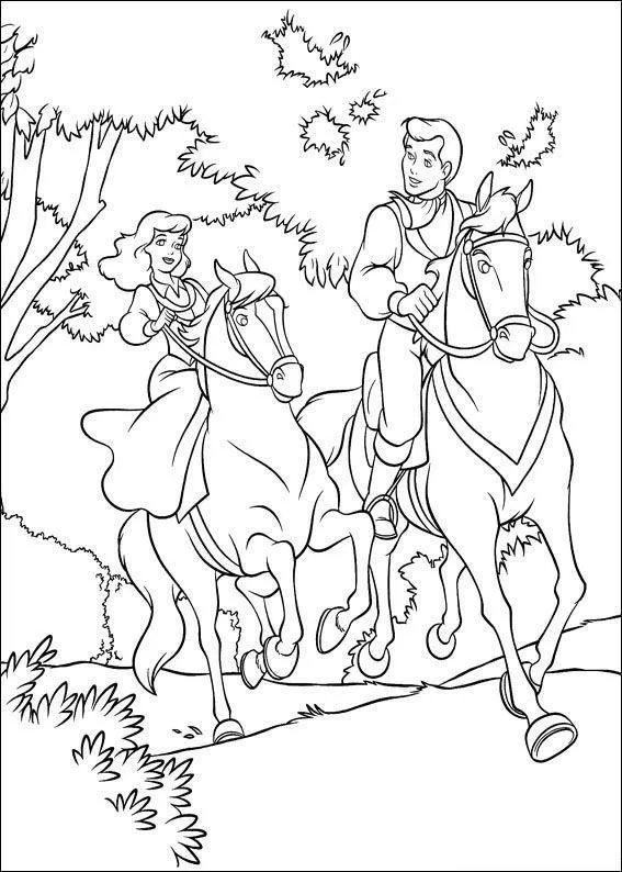 Desenho de contorno da Cinderela e do Príncipe Encantado montados em cavalos, cavalgando lado a lado em um caminho cercado por árvores e arbustos.