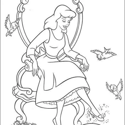 Desenho de contorno da Cinderela sentada em uma cadeira elegante, calçando o sapatinho de cristal que solta faíscas, com ratinhos e passarinhos ao redor.