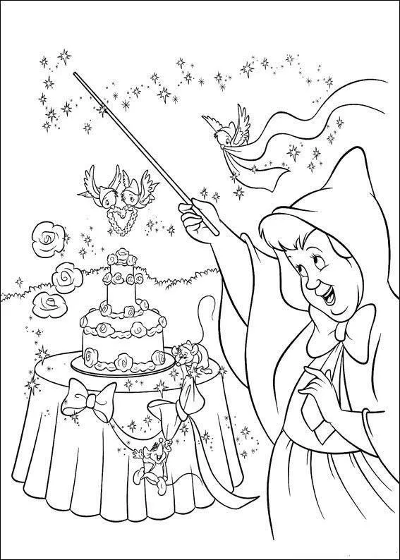 Desenho de contorno da Fada Madrinha sorrindo e segurando sua varinha mágica sobre um bolo de três andares em uma mesa, com passarinhos e ratinhos ajudando na decoração.