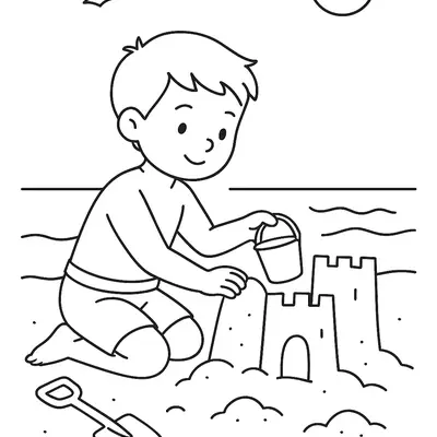 Desenho de contorno de um menino ajoelhado na areia da praia, segurando um balde e terminando de construir um castelo de areia com torres.