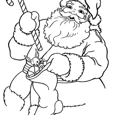 Desenho de contorno do Papai Noel sentado, segurando uma bengala doce listrada e mexendo em uma meia de Natal com um coelhinho de brinquedo dentro.