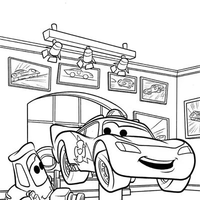Desenho de contorno do Relâmpago McQueen suspenso em um elevador hidráulico de oficina, sendo atendido pela empilhadeira Guido sob luzes de estúdio.