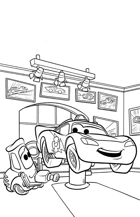 Desenho de contorno do Relâmpago McQueen suspenso em um elevador hidráulico de oficina, sendo atendido pela empilhadeira Guido sob luzes de estúdio.