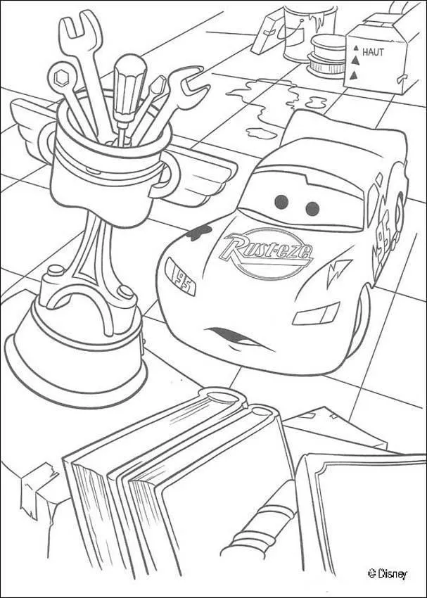 Desenho de contorno do personagem Relâmpago McQueen com o logo Rust-eze, ao lado de um troféu feito de pistão e ferramentas em uma oficina.