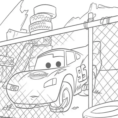 Desenho de contorno do Relâmpago McQueen visto através de uma cerca de arame, com pilhas de pneus e montanhas ao fundo.