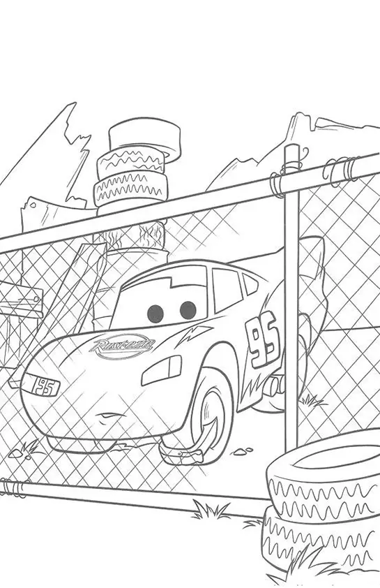 Desenho de contorno do Relâmpago McQueen visto através de uma cerca de arame, com pilhas de pneus e montanhas ao fundo.